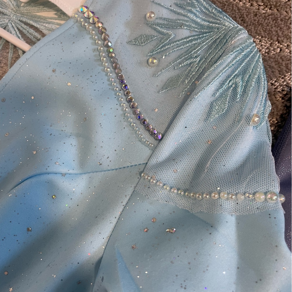 Deluxe Elsa Frozen Cosplay with custom boots - Picture 5 of 7